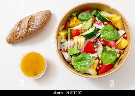 Vista dall'alto della salsa di insalata e panna al piatto Foto Stock