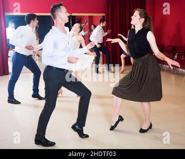 Coppie danzanti che godono di danza attiva Foto Stock