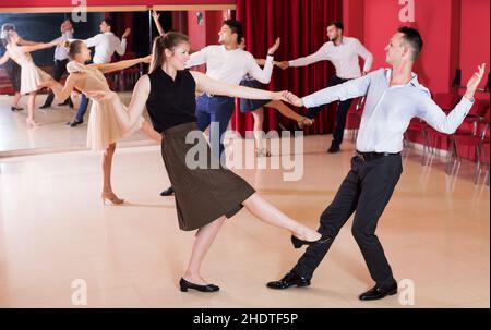 Persone che praticano vigorosi movimenti di lindy hop Foto Stock