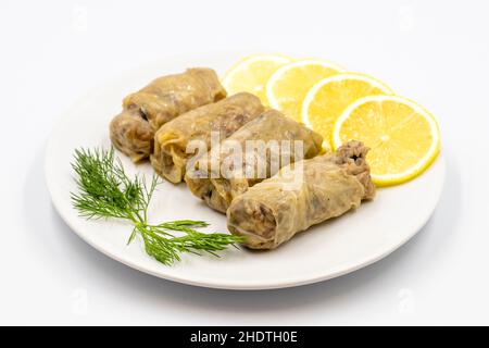 Foglie di cavolo farcite, in un piatto di ceramica. Involtini di cavolo vegano, foglie di cavolo cotte, avvolti intorno a un ripieno di riso, cipolle e spezie. (Lahana s Foto Stock