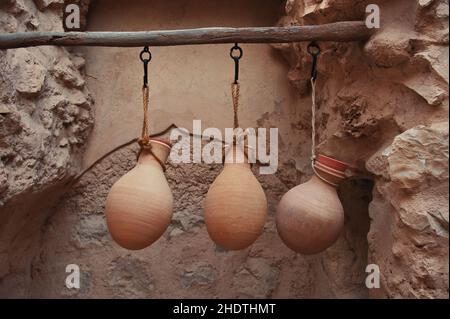 Vaso d'acqua di argilla fatto a mano appeso in casa villaggio tradizionale Foto Stock