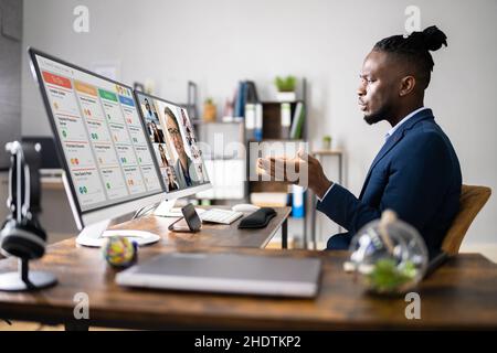 Videochiamata Kanban Board. L'uomo africano che lavora Foto Stock