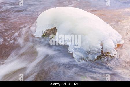Ghiaccioli sull'acqua nel fiume. Paesaggio naturale. Inverno. Immagine di sfondo, Lituania Foto Stock