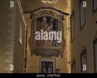 brunico village trentino si illumina di notte nel mese di dicembre Foto Stock