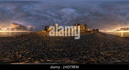 Visualizzazione panoramica a 360 gradi di BATUMI, GEORGIA - 2021 OTTOBRE: 360 senza giunture hdri panorama vista sulla riva o oceano con grattacieli nel cielo al tramonto prima della tempesta in sp equirectangular