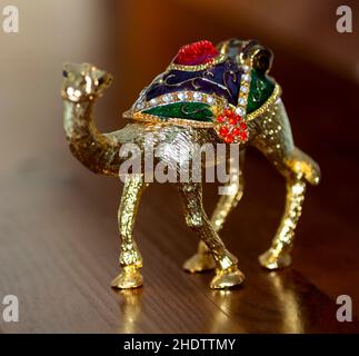 Piccola statuetta dorata di un cammello primo piano. Foto Stock