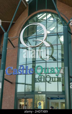Esterno in vetro con segnaletica e logo per il centro commerciale Castle Quay, Banbury, Oxfordshire, Regno Unito Foto Stock