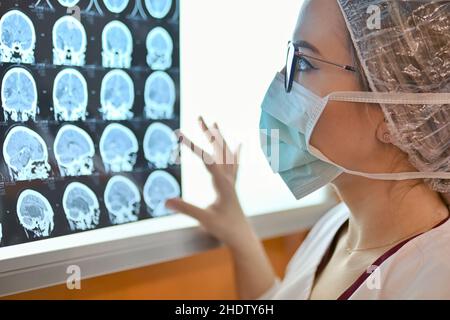 indumenti da lavoro protettivi, ospedale, immagine radiologica, indumenti da lavoro protettivi, clinica, ospedali, centri medici, radiologia, radiografie, radiografie, raggi x. Foto Stock