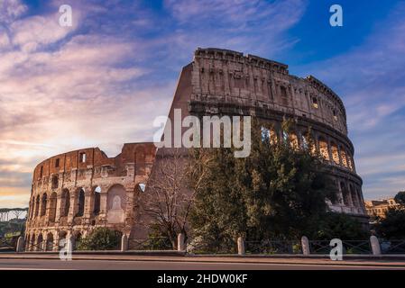 Il monumentale Colosseo, una delle prime tappe della storia, a Roma, Lazio, Italia Foto Stock