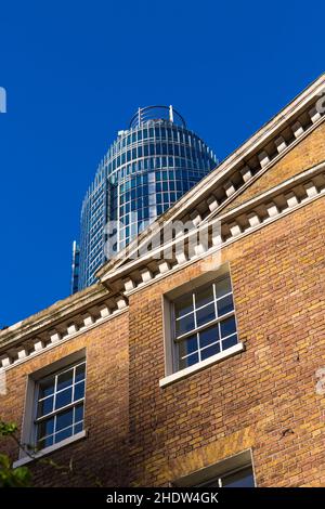 Brunswick House e la Torre edifici a Vauxhall, Londra Regno Unito nel mese di dicembre - contrasto di vecchio e nuovo stile architettonico, georgiano e moderno Foto Stock