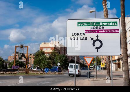 Installazione d'arte su una rotatoria sull'avvicinamento alla città chiamata Victoria del Tiempo in Lorca, Regione di Murcia, Spagna. Si traduce in Time Victory. Foto Stock