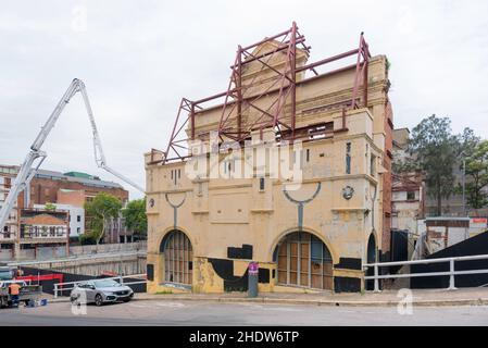 Parte del East End Development Stage 2 di Newcastle (Australia), viene conservata solo la facciata dell'ex Teatro Lirico di Wolfe Street Foto Stock