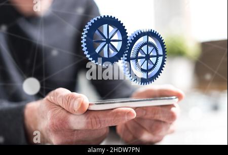 Mani di uomo che tengono uno smartphone con concetto di lavoro di squadra Foto Stock