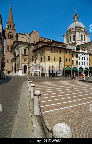 L'Italia, Lombardia, Mantova, Piazza delle Erbe e piazza della Basilica di Sant'Andrea Dome Foto Stock