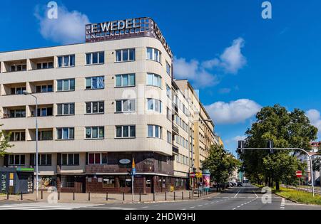 Varsavia, Polonia - 11 luglio 2021: Panorama di Pulawska e Madalinskiego strada di congiunzione con edifici residenziali storici e modernisti Foto Stock