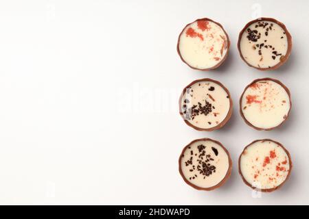 Composizione piatta con caramelle al cioccolato su sfondo bianco Foto Stock