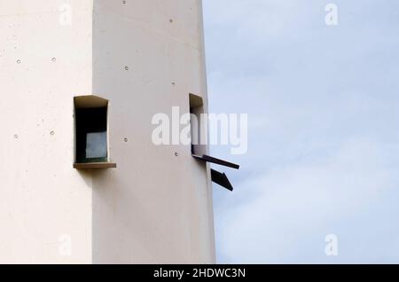 foto di scorta di un vecchio e alto faro con molte finestre a tarragona, spagna. è una giornata nuvolosa Foto Stock