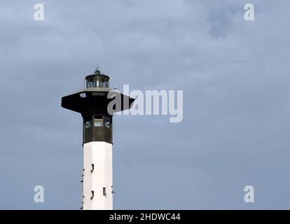 foto di giorno di un faro con molte finestre. giorno nuvoloso. foto di stock di edifici alti e funzionali Foto Stock