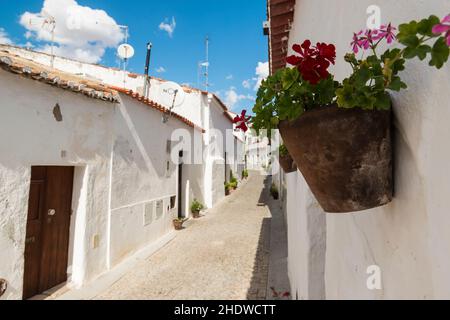 Strada stretta nel quartiere arabo, la Mouraria, a Moura, Alentejo, Portogallo Foto Stock