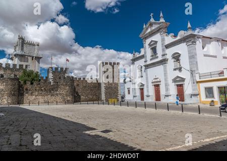 Piazza Lidador con la Cattedrale di Beja (Cattedrale di San Giacomo il Grande) e il Castello di Beja. Alentejo, Portogallo Foto Stock