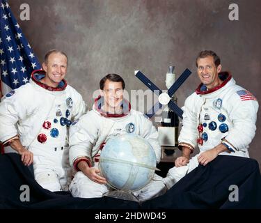 (Agosto 1973) --- questi tre uomini sono il primo equipaggio per la missione Skylab 4. Nelle loro spaziali Skylab con un globo e un modello della stazione spaziale Skylab sono, da sinistra a destra, l'astronauta Gerald P. Carr, comandante; lo scienziato-astronauta Edward G. Gibson, pilota scientifico; e l'astronauta William R. Pogue, pilota Foto Stock