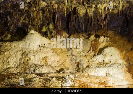 Stalagmite, Grotte delle fate, Drippstone, Grotte delle rocce, Grotte delle rocce, stalattite grotta, stalagmiti Foto Stock