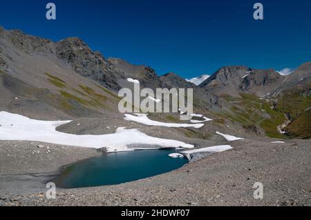 Il lago dell'antico ghiacciaio la Jave con cima Signal de l'Iseran (3237m) e passo di montagna pers sullo sfondo, massiccio della Vanoise, Haute-Maurien Foto Stock