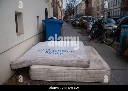 05.01.2022, Berlino, Germania, Europa - disponibile per il noleggio è scritto su due vecchi e scartati materassi che si trovano sulla strada nel distretto di Mitte. Foto Stock