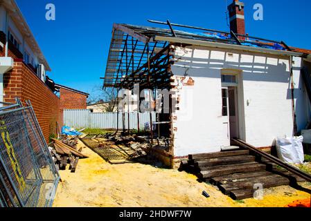 Casa residenziale contrassegnata per demolizione Foto Stock