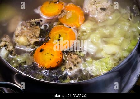 La zuppa viene cucinata in stufa durante la cottura in una pentola grande. Foto Stock