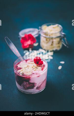 yogurt, cereali, quark, yogurt ciliegia, cereali, quark, yogurt Foto Stock