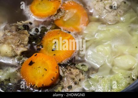 La zuppa viene cucinata in stufa durante la cottura in una pentola grande. Foto Stock