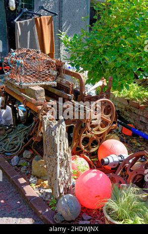 Rete da traino d'epoca - primo piano della trappola per la pesca dell'aragosta e del granchio - attrezzatura da pesca sul porto nel Regno Unito Foto Stock