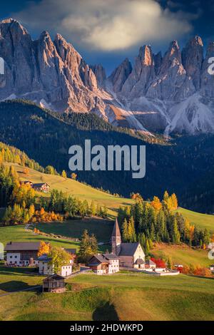 Autunno nelle Alpi. Bellissimo villaggio di S. Magdalena con montagne dolomitiche in una splendida Val di Funes, Alto Adige, Alpi Italiane in autunno. Foto Stock