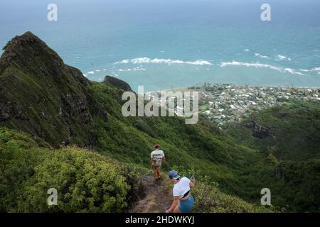 Vista aerea della gente che arrampica crouching Lion escursione a Ohau, Hawaii Foto Stock