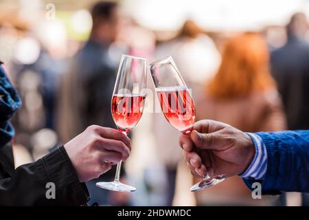 bicchiere di champagne, brindisi, allegria, toast, coraggio Foto Stock