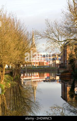 vista lungo il canale chichester con la cattedrale riflessa nell'acqua nel sussex occidentale Foto Stock