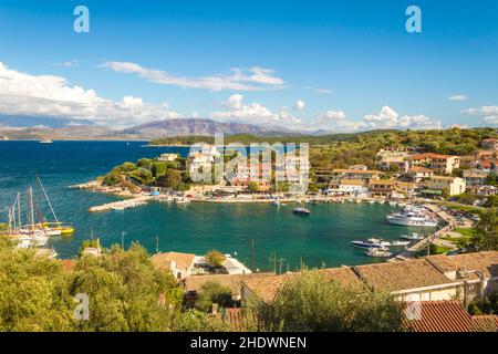 Bellissimo scatto di barche ormeggiate nelle isole di Corfù, in Grecia Foto Stock