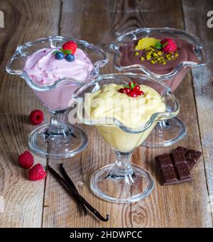 crema al lampone, crema alla vaniglia, crema al cioccolato, creme al lampone, crema alla vaniglia, creme al cioccolato Foto Stock