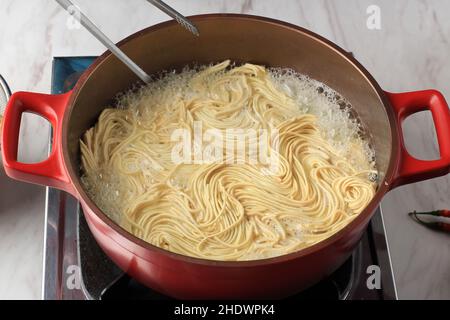 Nella fabbricazione di noodle giapponese asiatico, Noodle secco bollente Foto Stock