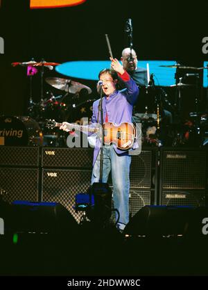 Paul McCartney in concerto all'Earls Court di Londra, Regno Unito. 17th aprile 2003. Foto Stock