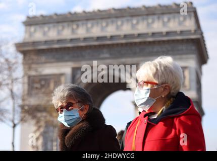 (220107) -- PECHINO, 7 gennaio 2022 (Xinhua) -- le persone che indossano maschere per il viso camminano vicino all'Arco di Trionfo a Parigi, Francia, 23 dicembre 2021. (Xinhua/Gao Jing) Foto Stock
