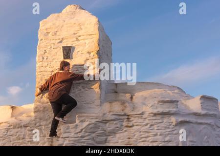 In occasione della festa nazionale della poesia poeti da tutta la Cornovaglia si sono riuniti presso l'iconico punto di riferimento Huers Hut a Newquay per eseguire le loro poesie da esso Foto Stock