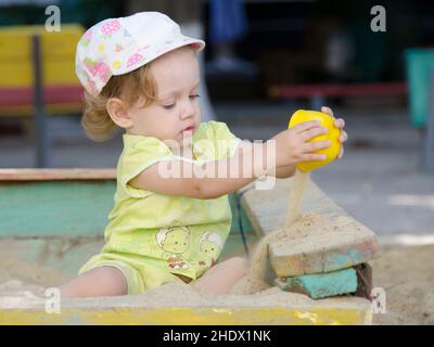 ragazza, parco giochi, sandbox, ragazze, parchi giochi, sandboxs Foto Stock