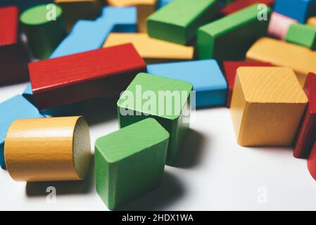 vista ravvicinata di colorati blocchi di giocattoli in legno su sfondo bianco Foto Stock