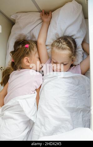 ragazza, in movimento, dormendo, ragazze, sulle mosse, dormire, addormentarsi, dormire Foto Stock