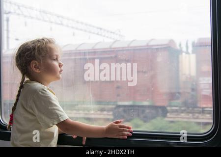 guarda fuori, treno, finestra del treno, guardate, treni, finestre dei treni Foto Stock
