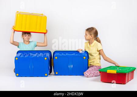 ragazza, giocare, scatola giocattolo, ragazze, giocare, scatola, contenitore, scatole giocattolo Foto Stock