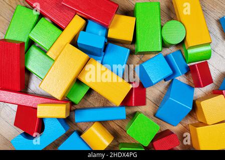 sopra la vista di colorati blocchi di giocattoli in legno sul pavimento in legno Foto Stock