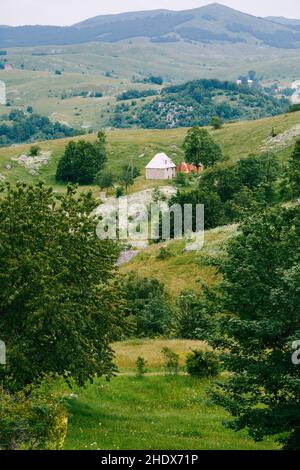 Casa in pietra solitaria negli altopiani nel nord del Montenegro Foto Stock